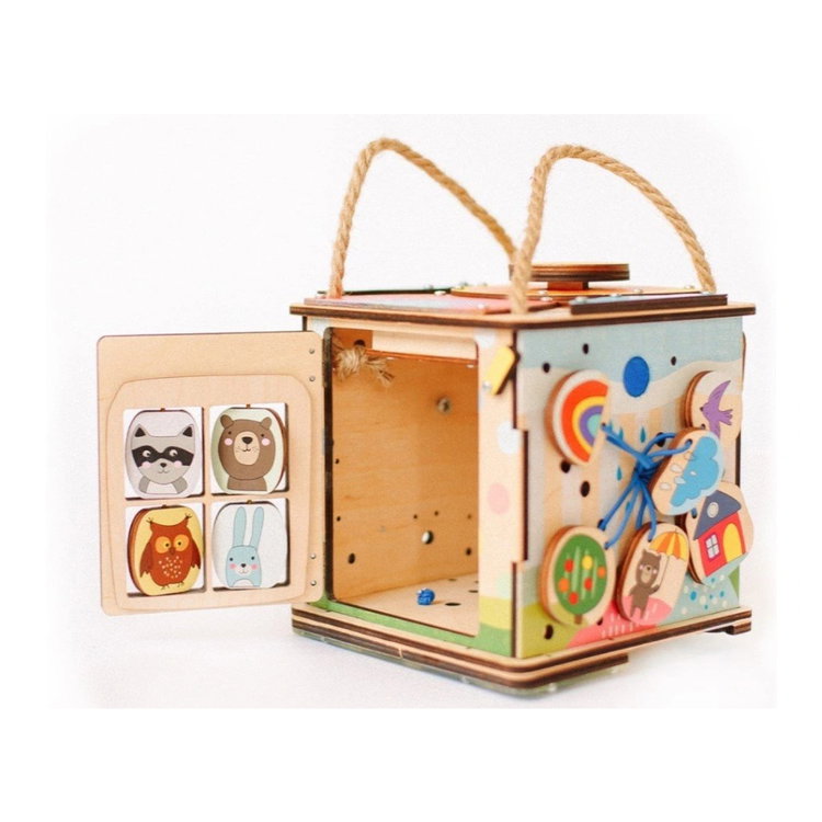 Образователен куб с LED осветление за пътуване