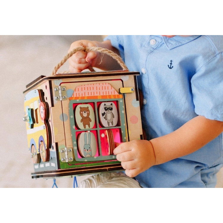 Образователен куб с LED осветление за пътуване