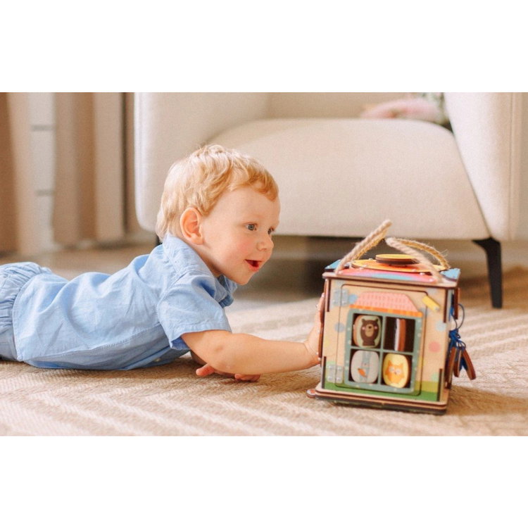 Образователен куб с LED осветление за пътуване