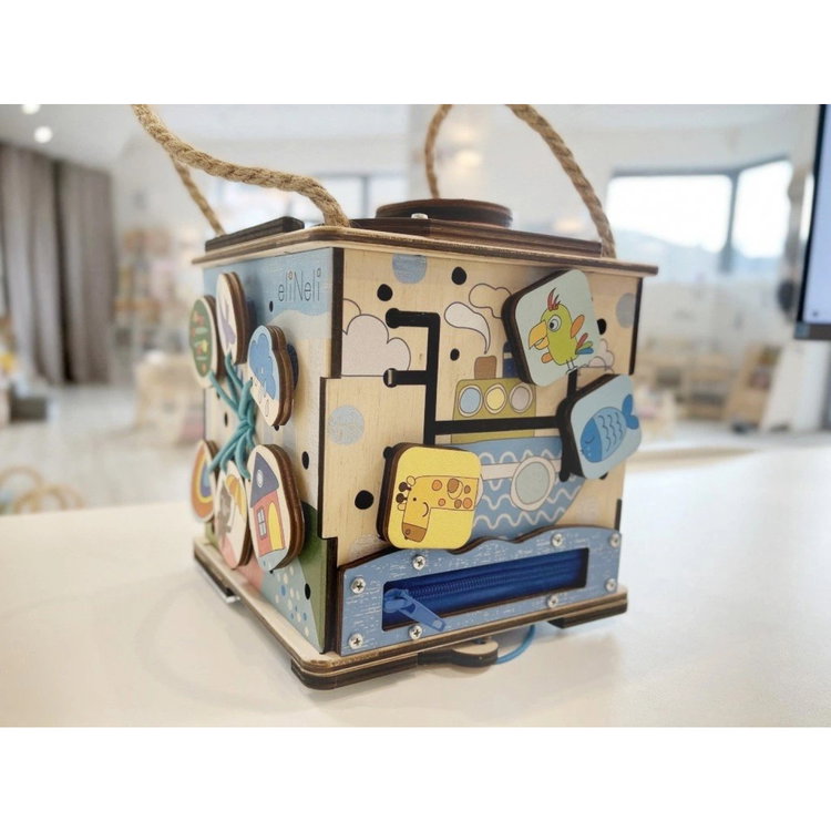 Образователен куб с LED осветление за пътуване