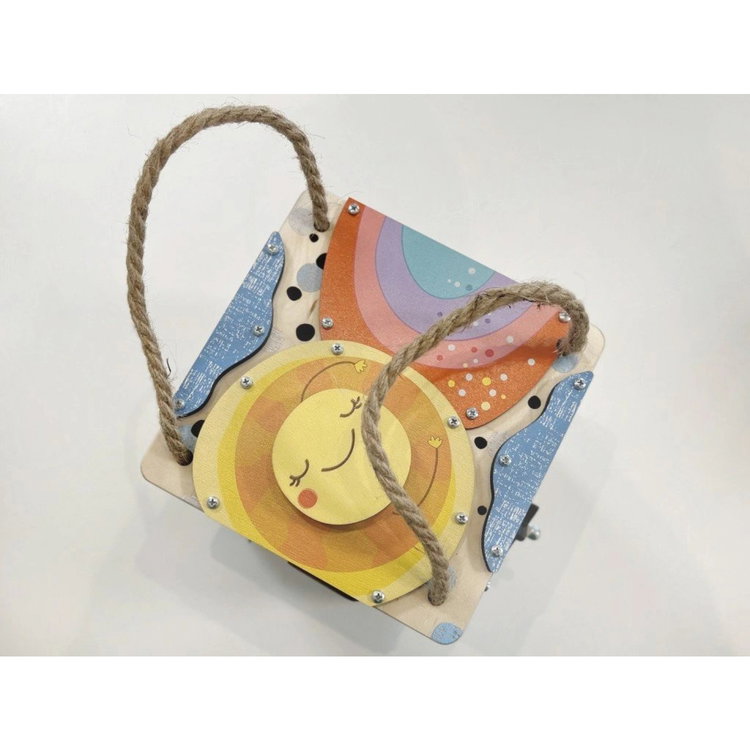 Образователен куб с LED осветление за пътуване