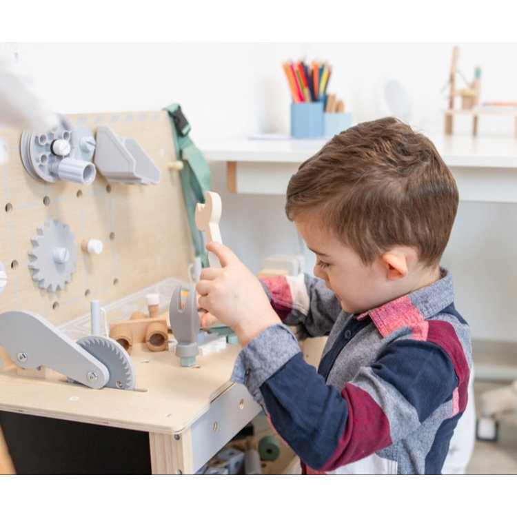 Дървена работилница с инструменти и кран + колан за инструменти