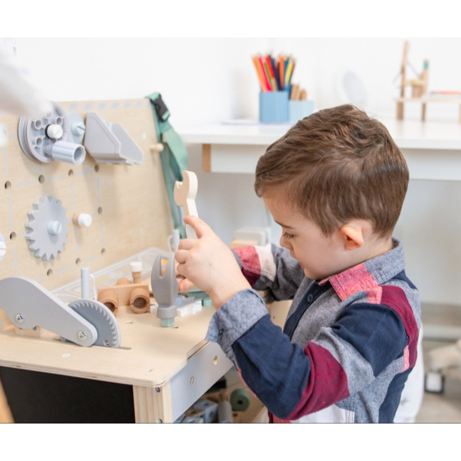 Дървена работилница с инструменти и кран + колан за инструменти