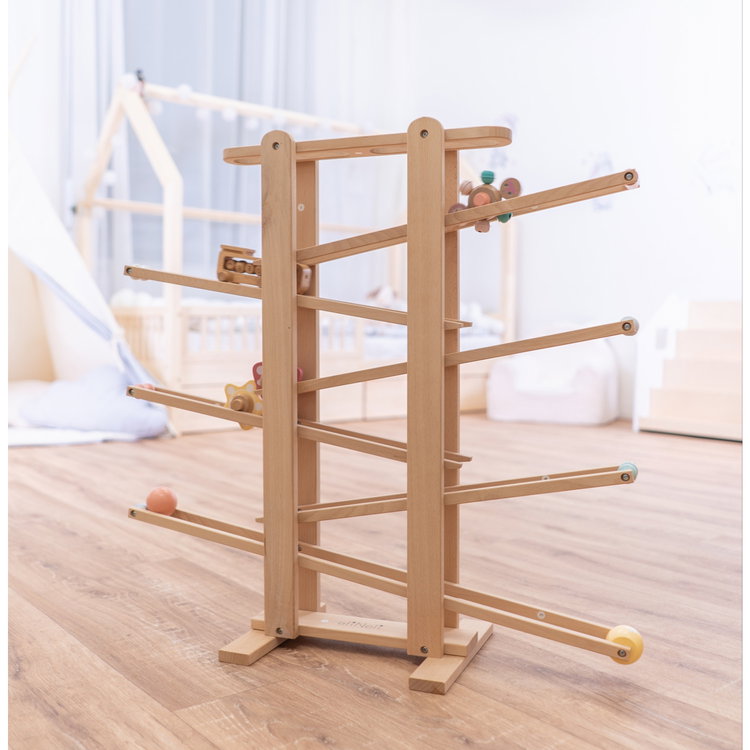 Дървена писта с топки и влакче