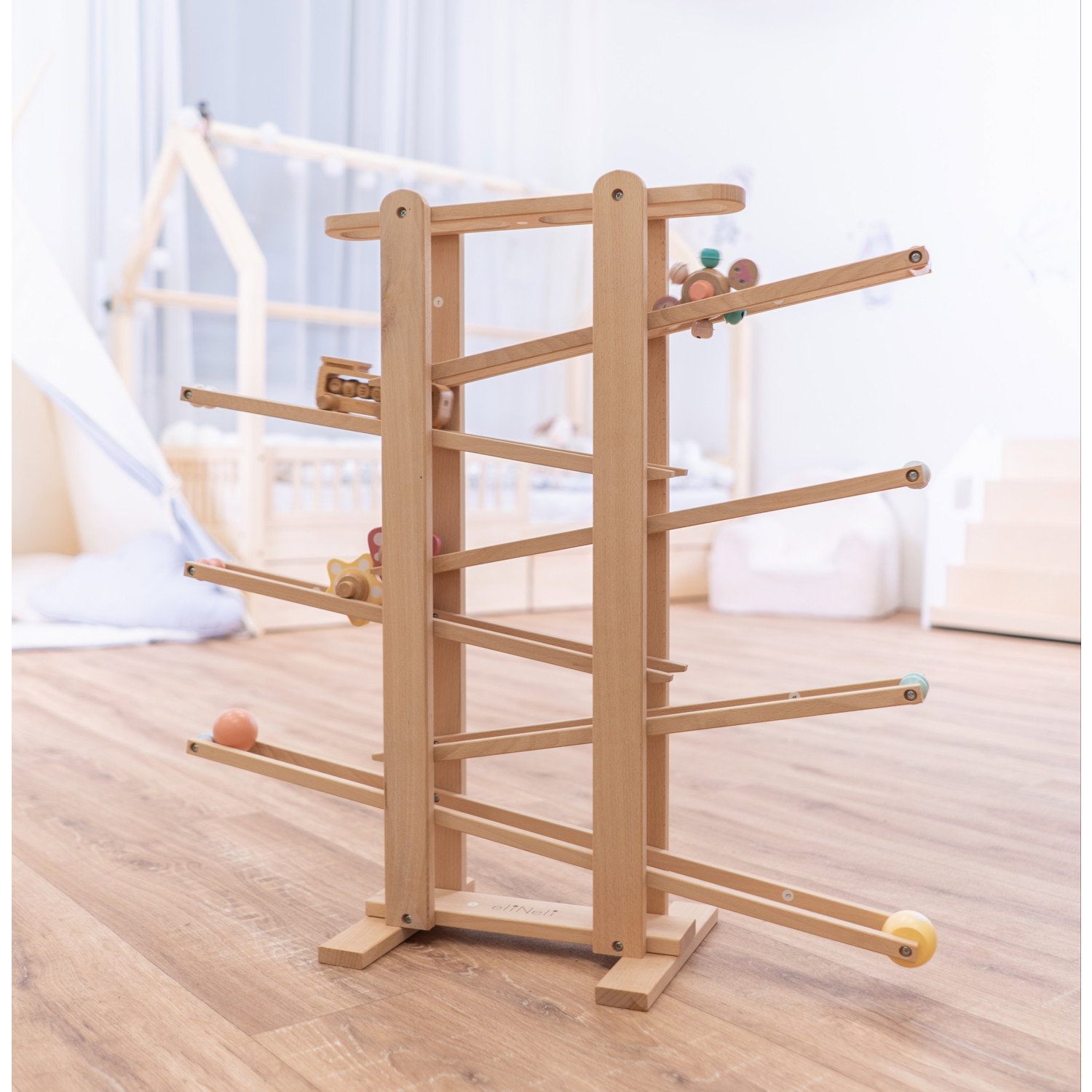 Дървена писта с топки и влакче