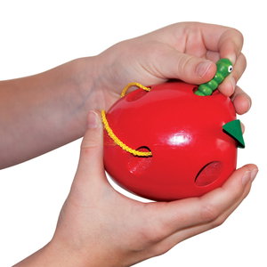 Дървена ябълка и червейче за шиене