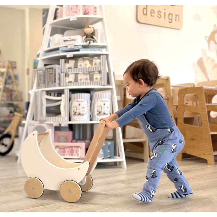 Дървена количка за кукли