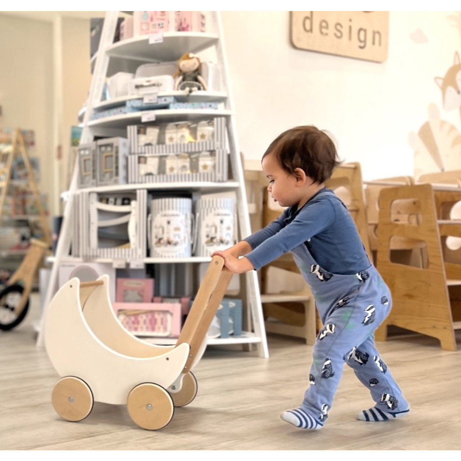 Дървена количка за кукли