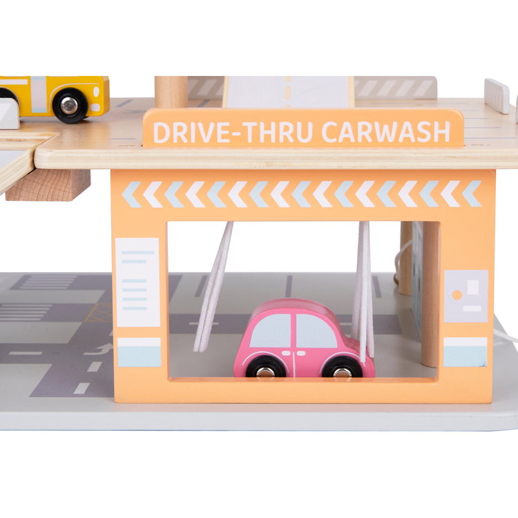 Дървен гараж за коли с автомивка