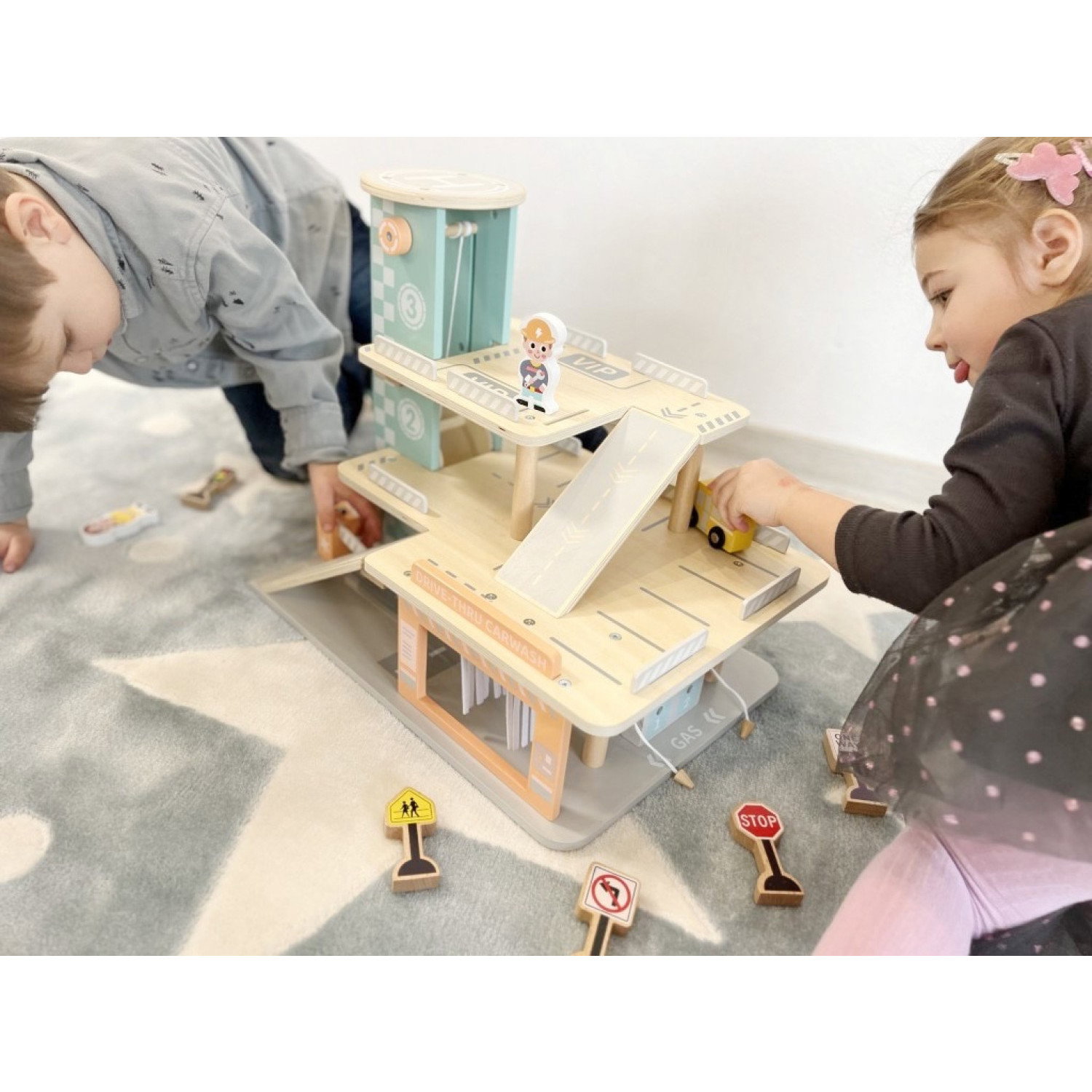 Дървен гараж за коли с автомивка