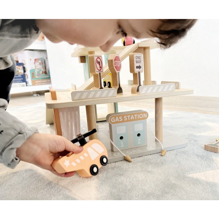 Дървен гараж за коли с автомивка