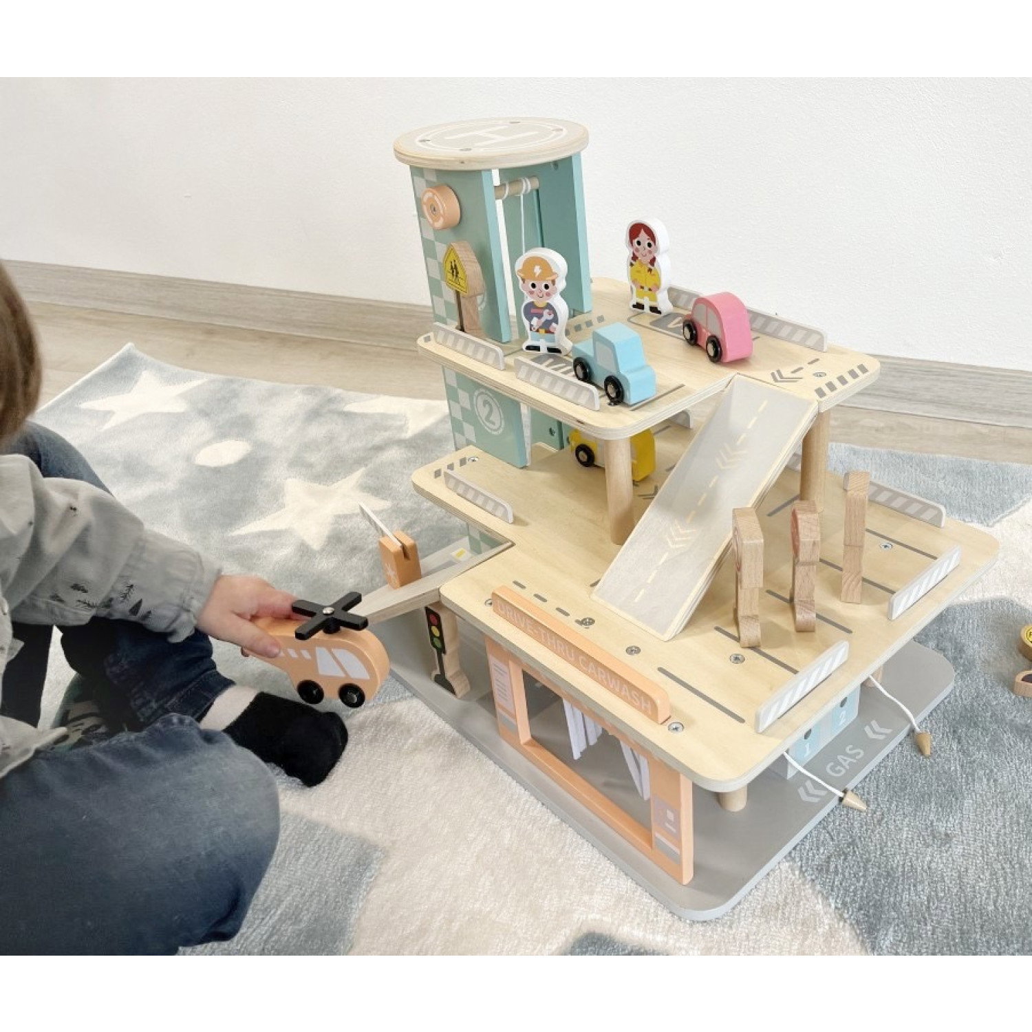 Дървен гараж за коли с автомивка