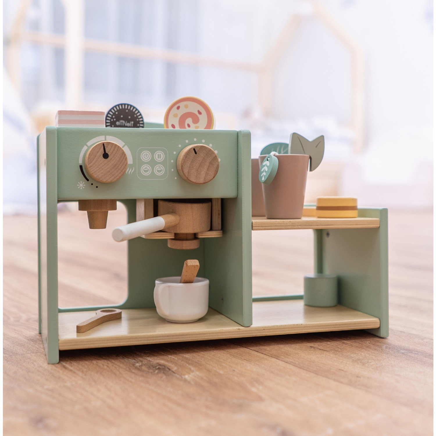 Дървена кафе машина и сладкарница