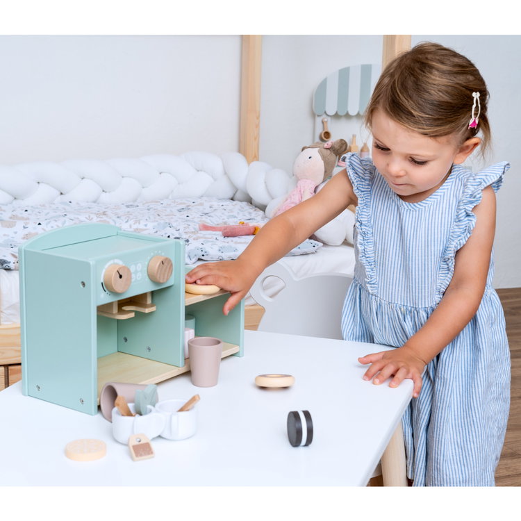 Дървена кафе машина и сладкарница