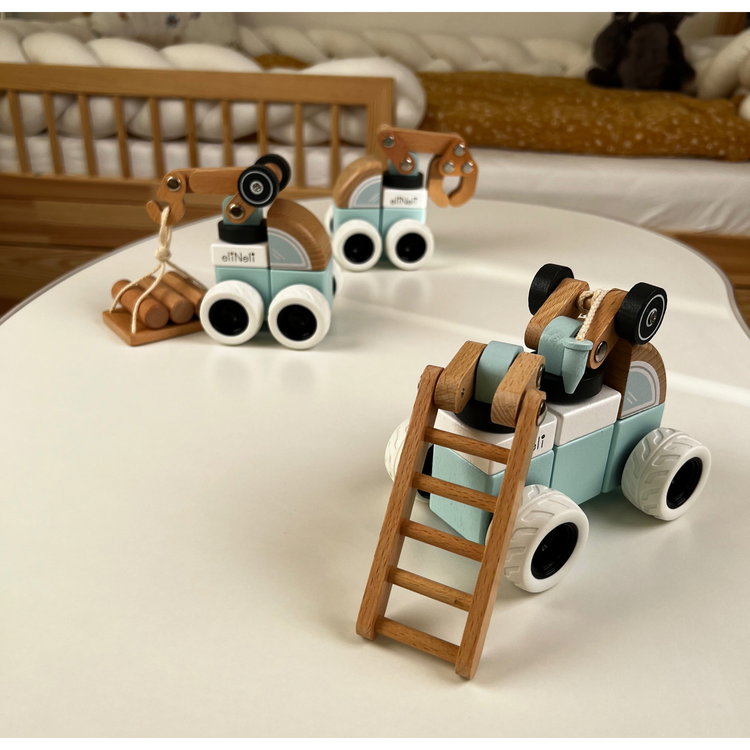 Комплект дървени машини с движещи се елементи