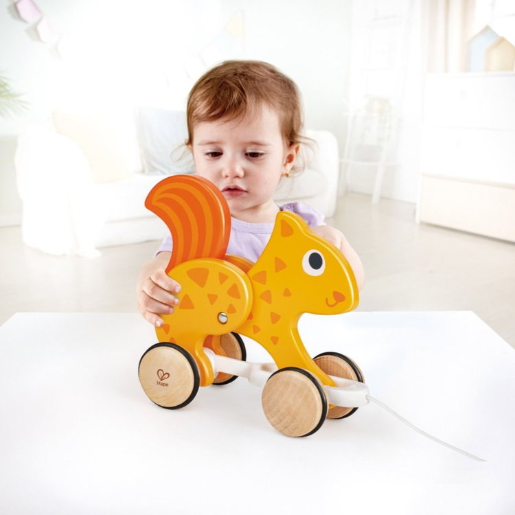 Дървена играчка за дърпане Катеричка, Hape