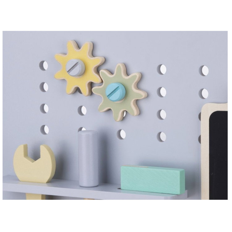 Дървена работилница с инструменти и компресор