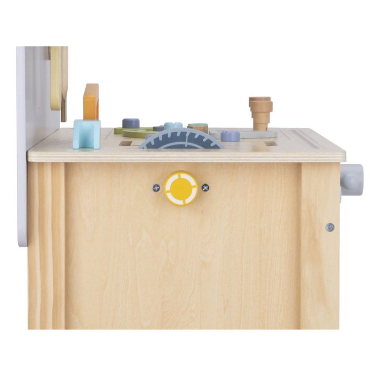 Дървена работилница с инструменти и компресор