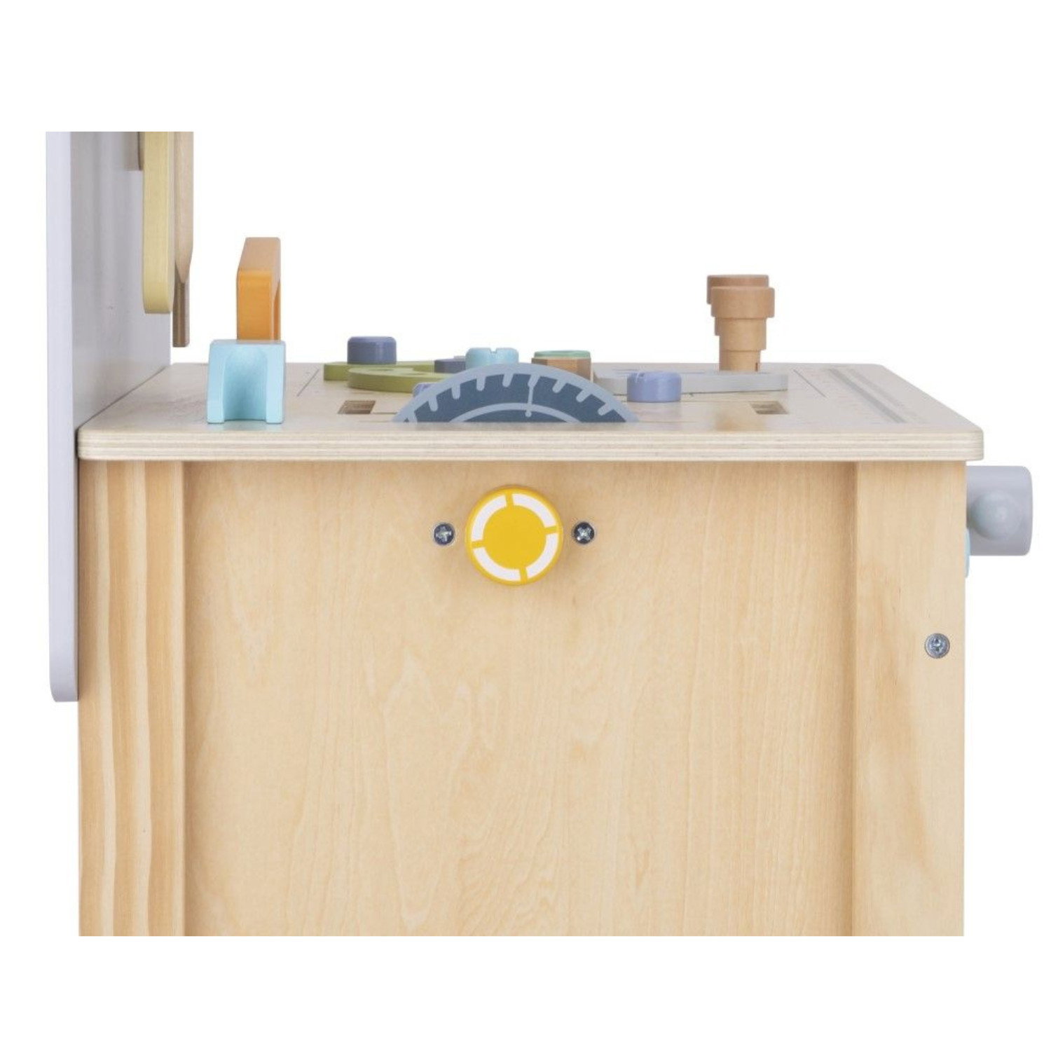 Дървена работилница с инструменти и компресор