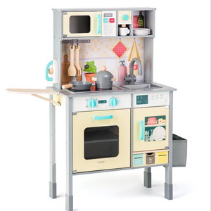 Дървена кухня с аксесоари и черна дъска