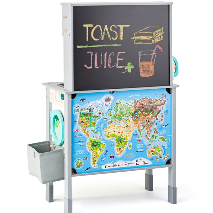 Дървена кухня с аксесоари и черна дъска