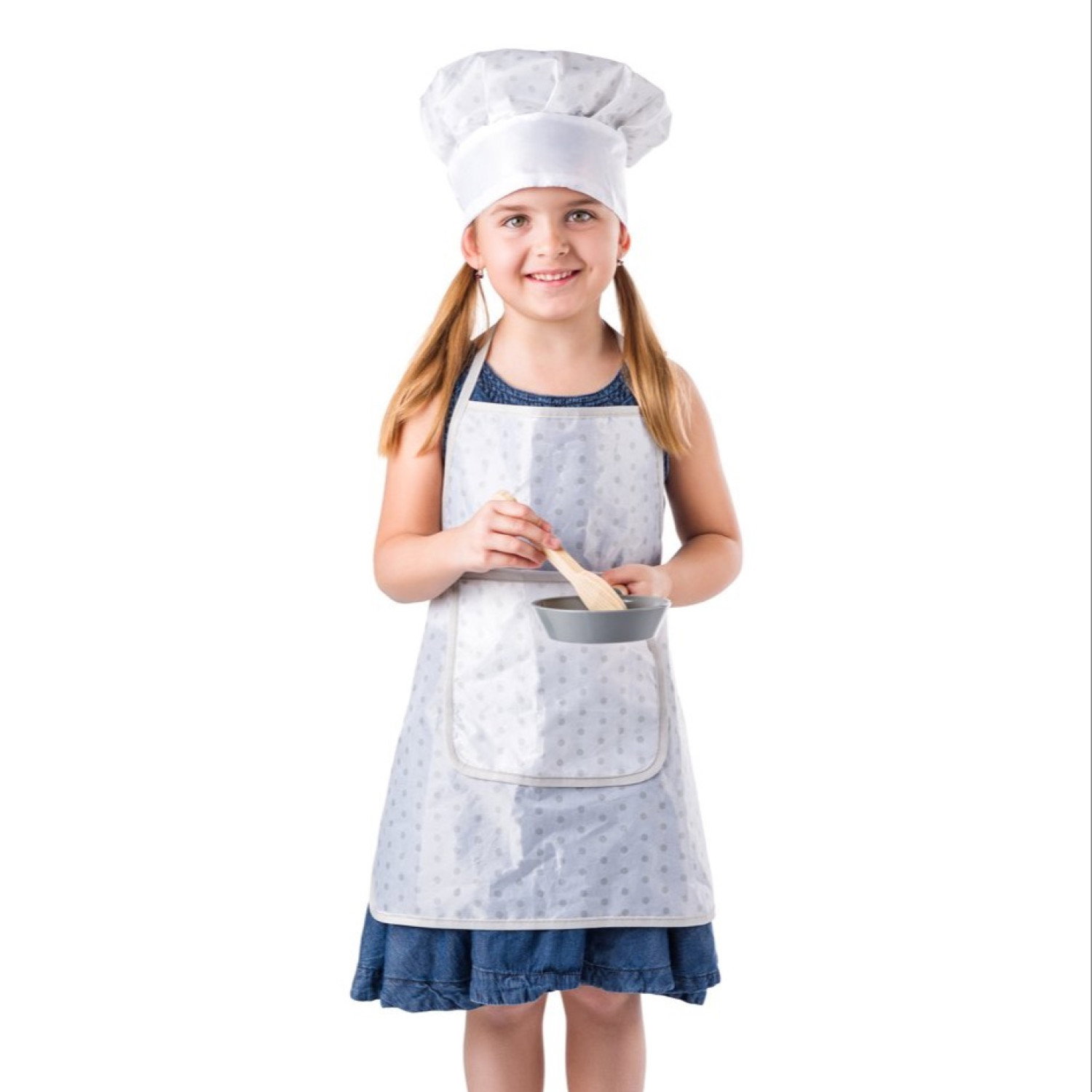 Дървена кухня с аксесоари и черна дъска