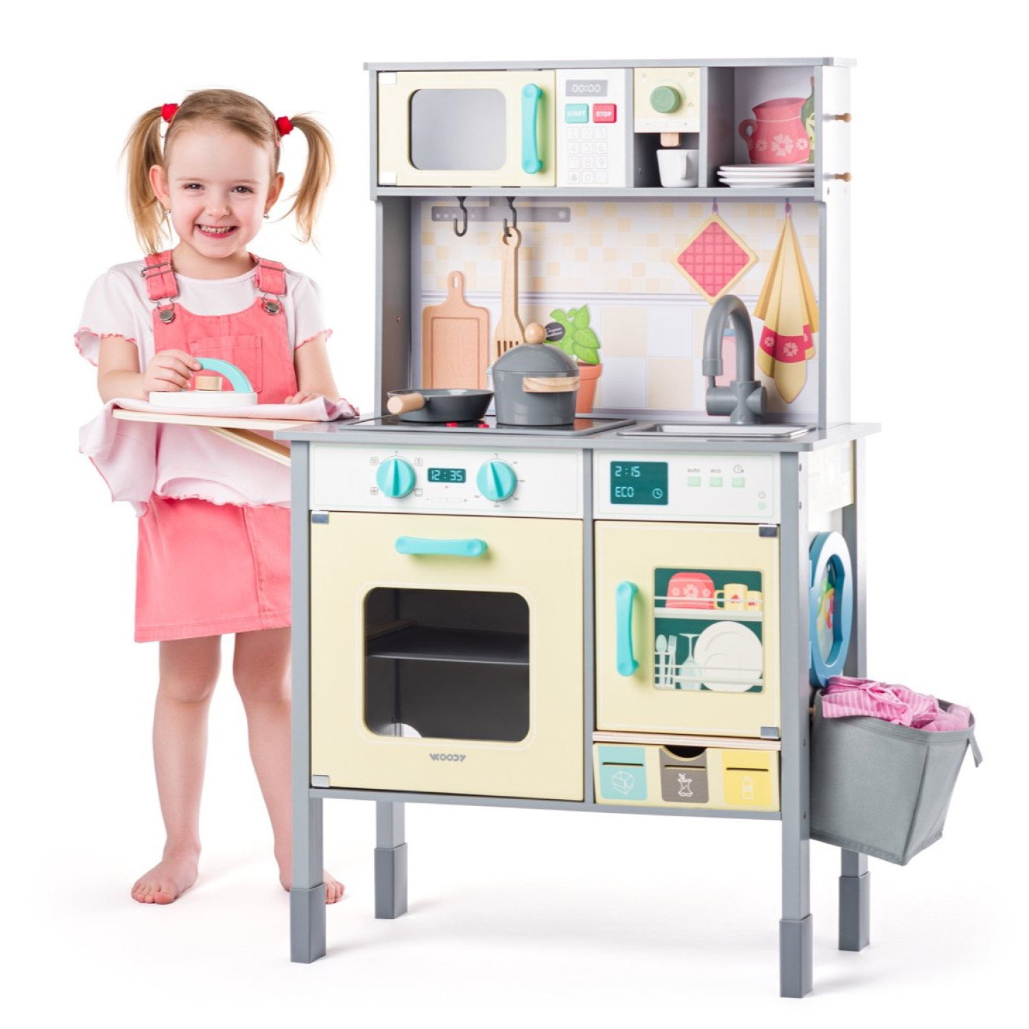 Дървена кухня с аксесоари и черна дъска