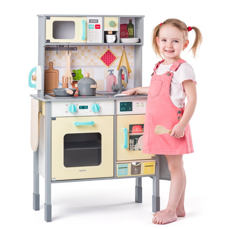 Дървена кухня с аксесоари и черна дъска