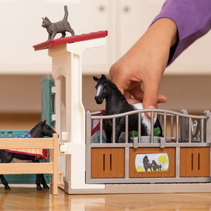 Комплект Бокс за коне с кобила и конче, Schleich