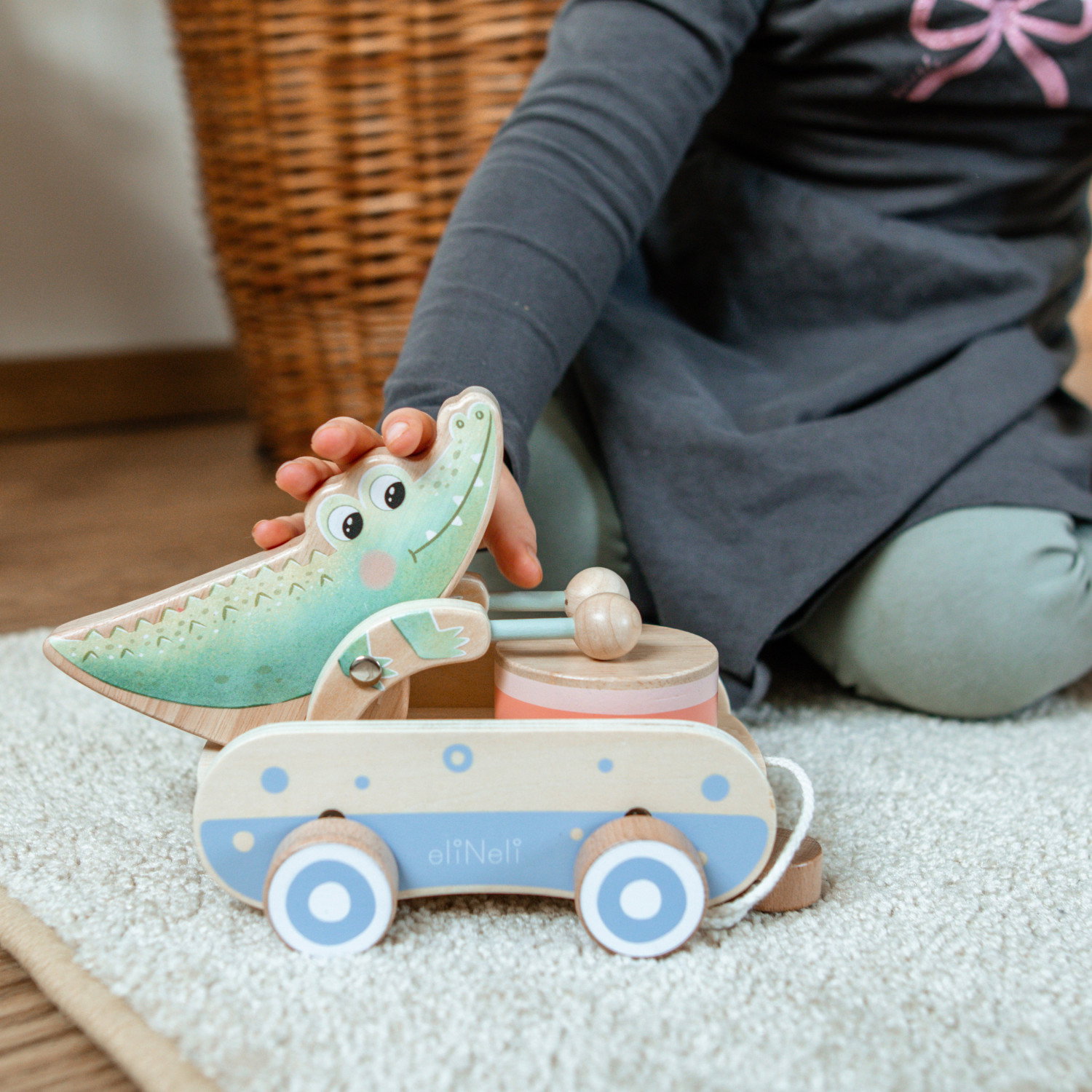 Дървена играчка за дърпане Крокодил с барабан