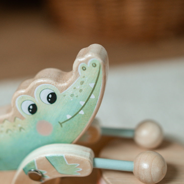 Дървена играчка за дърпане Крокодил с барабан