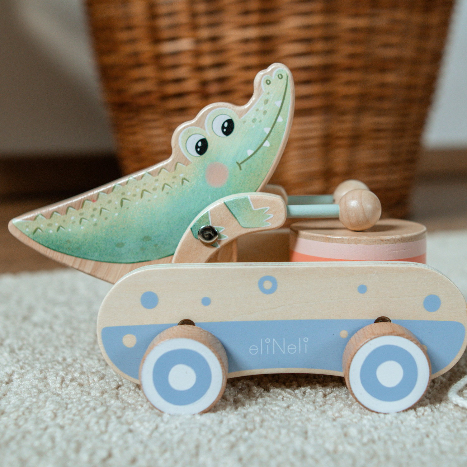 Дървена играчка за дърпане Крокодил с барабан