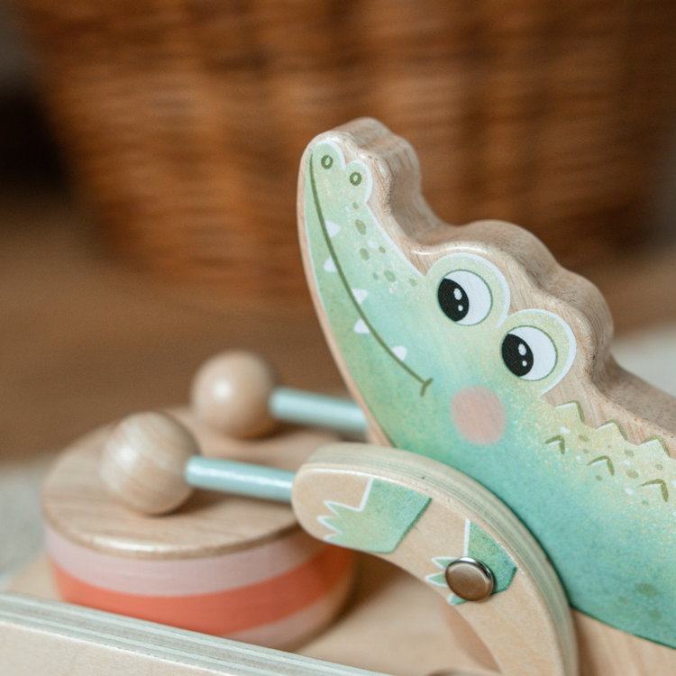 Дървена играчка за дърпане Крокодил с барабан