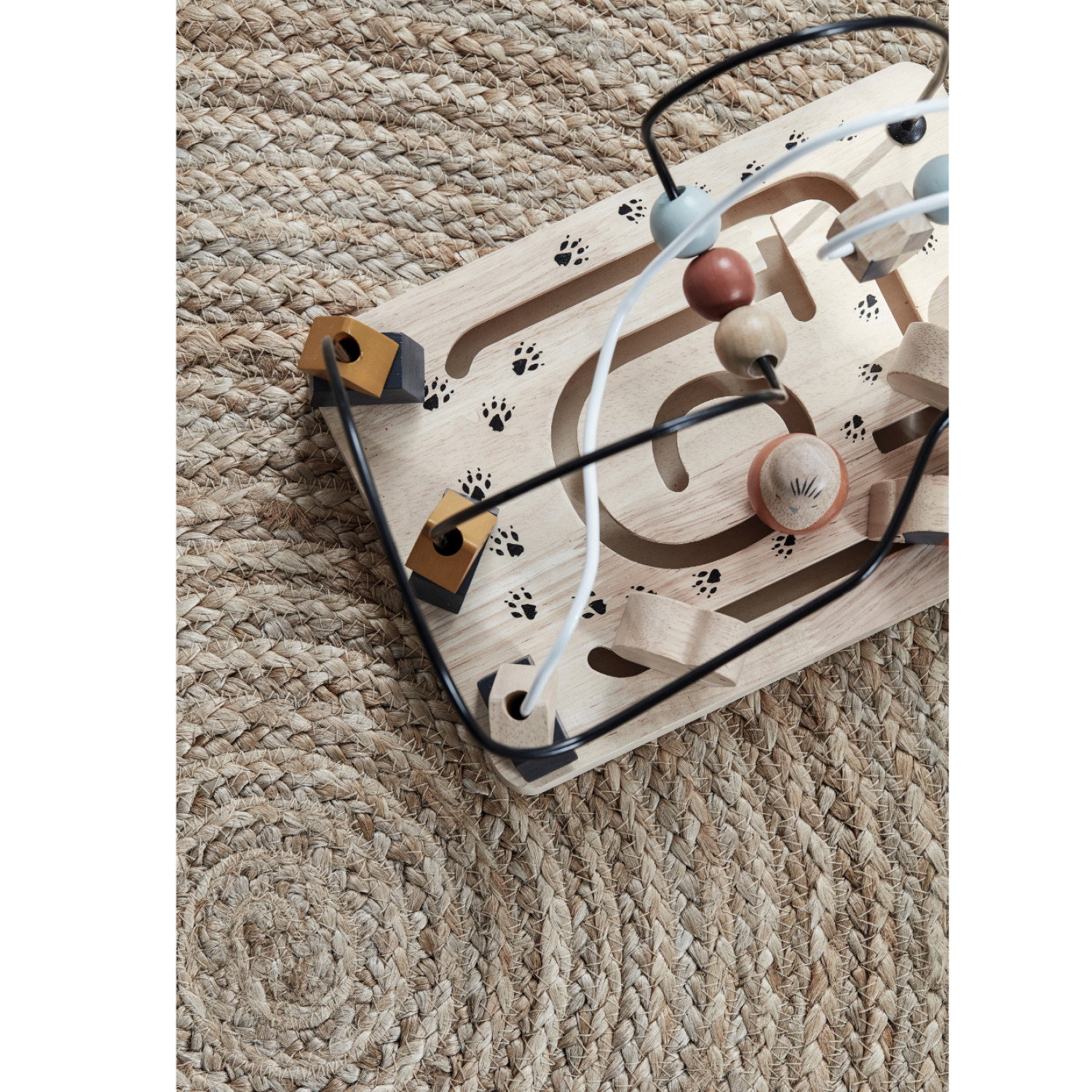 Дървен лабиринт с мъниста и фигурки