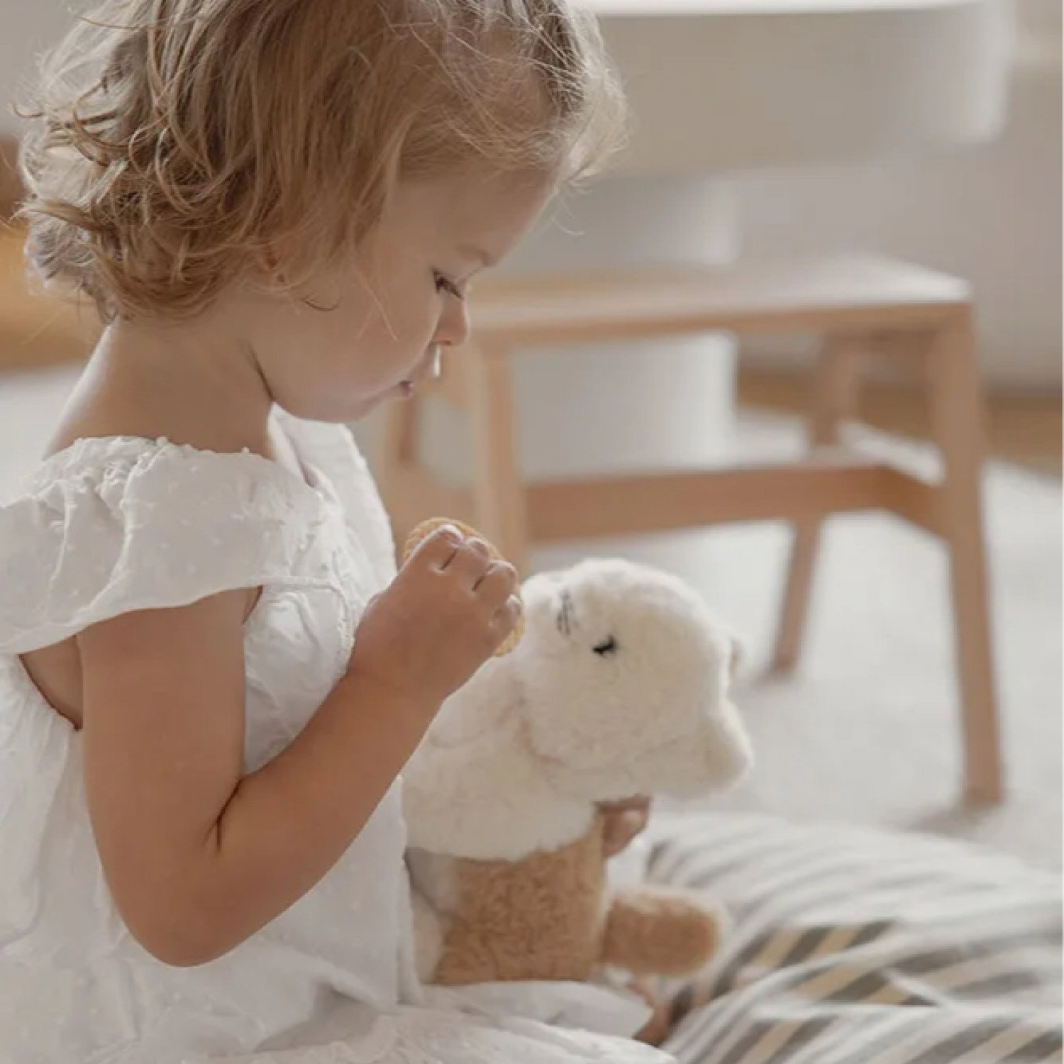 Плюшено коте в чантичка