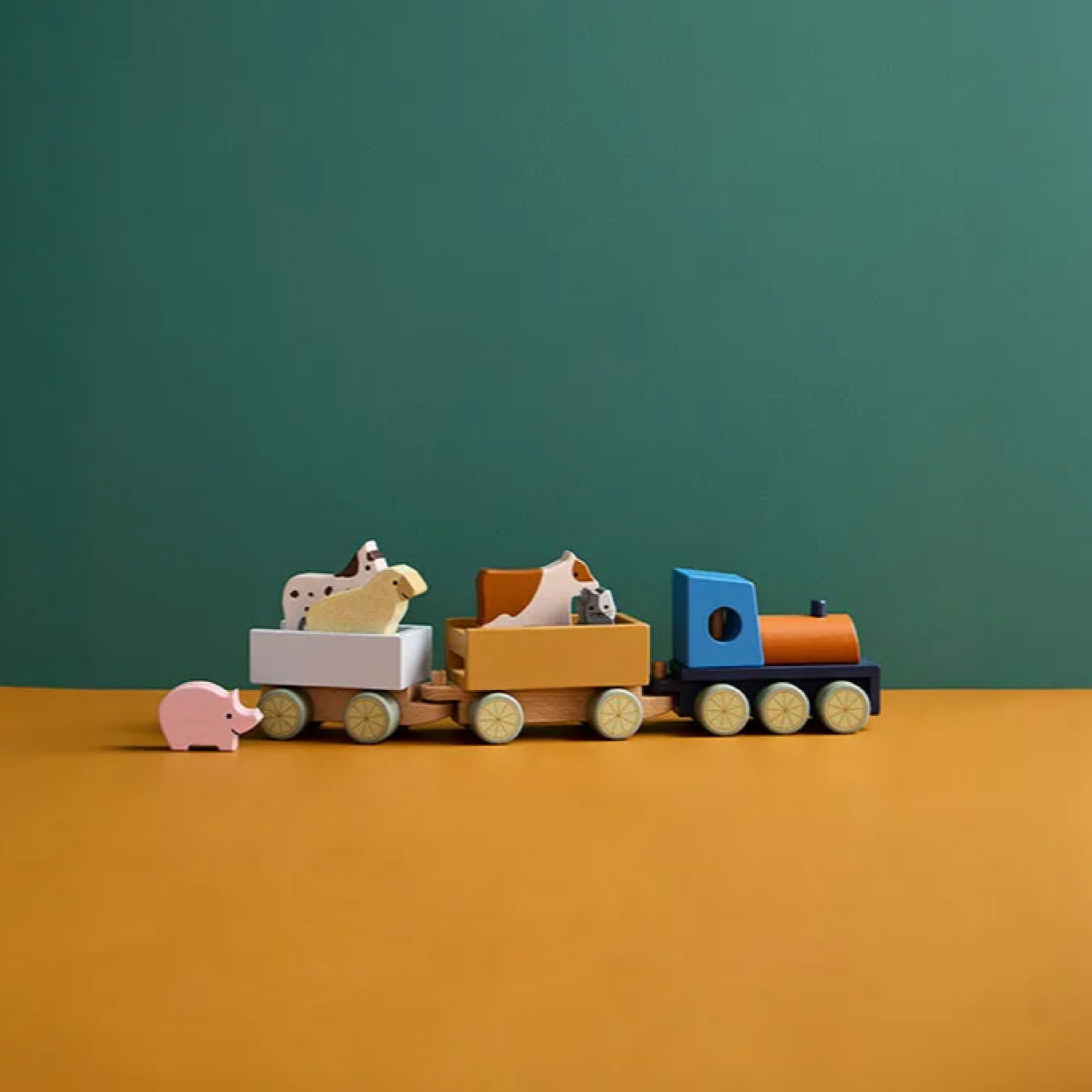 Дървено влакче с животни от фермата