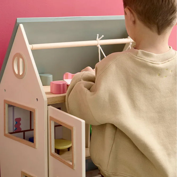 Дървена къща за кукли с мебели