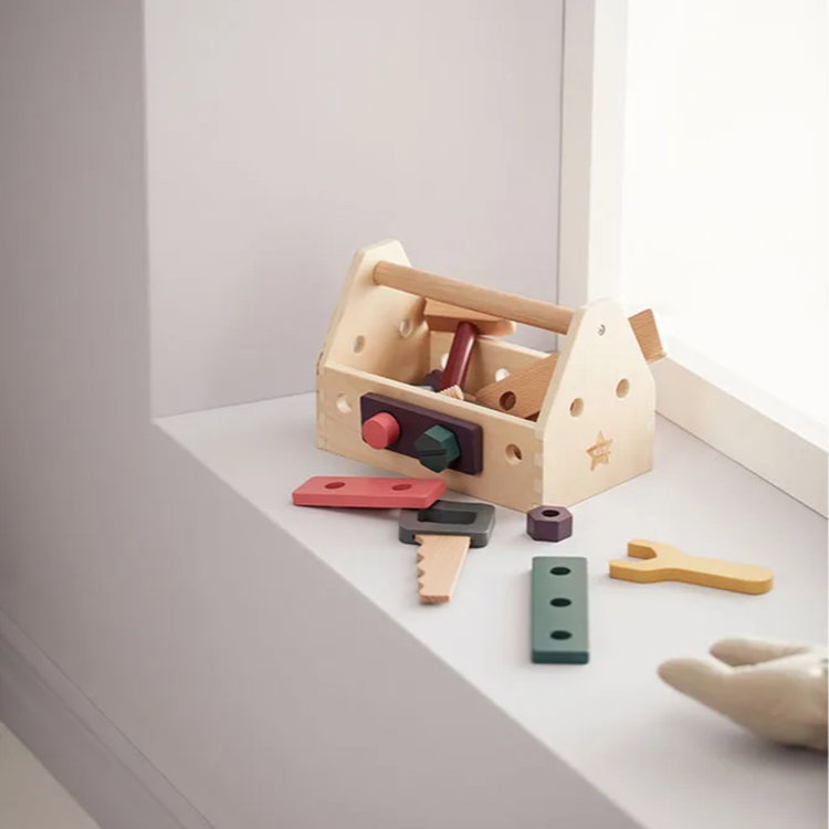 Кутия с инструменти за малки майстори