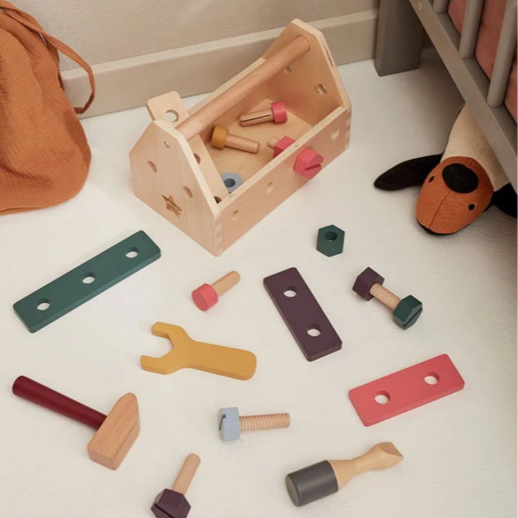 Кутия с инструменти за малки майстори