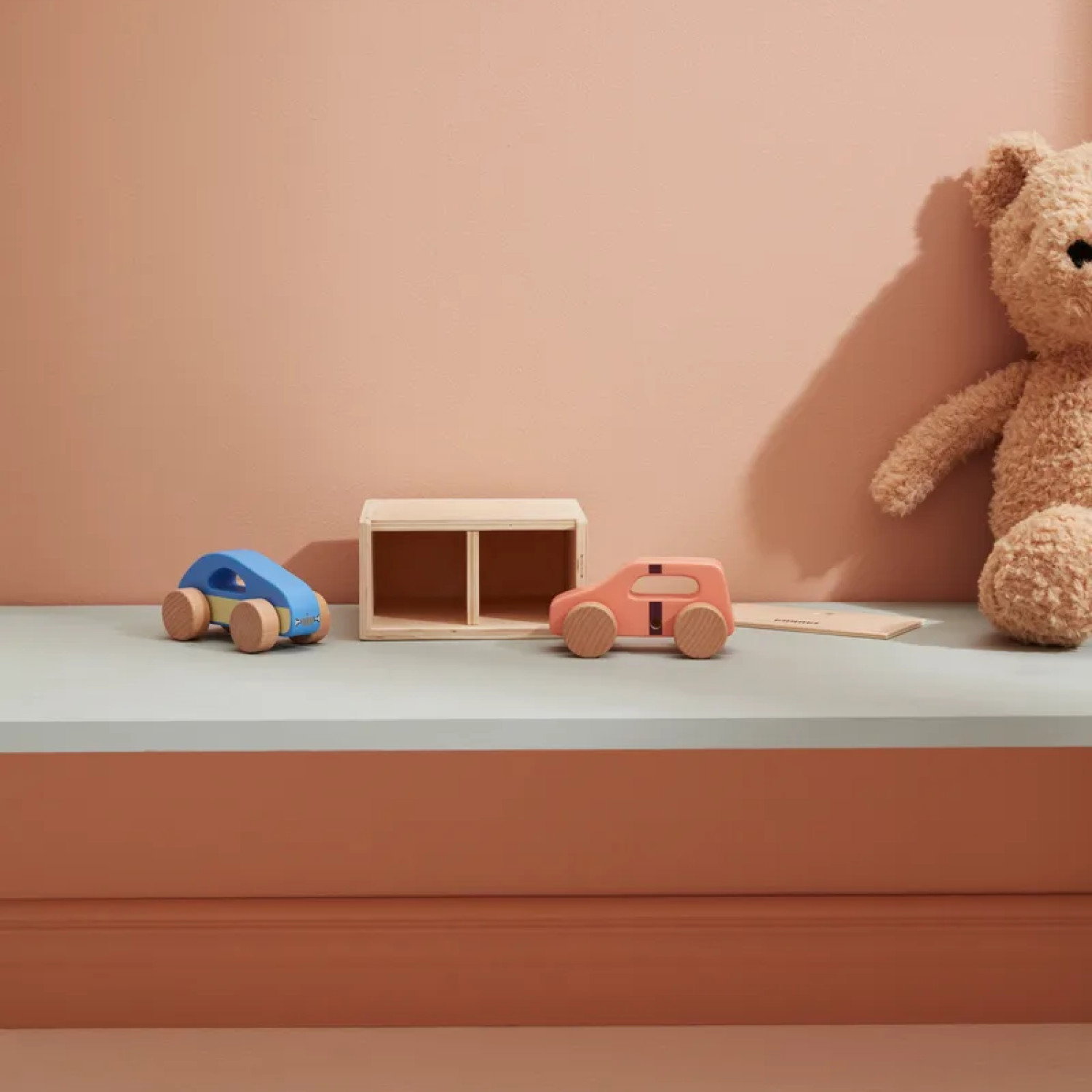 Дървен комплект от 2 колички с гараж