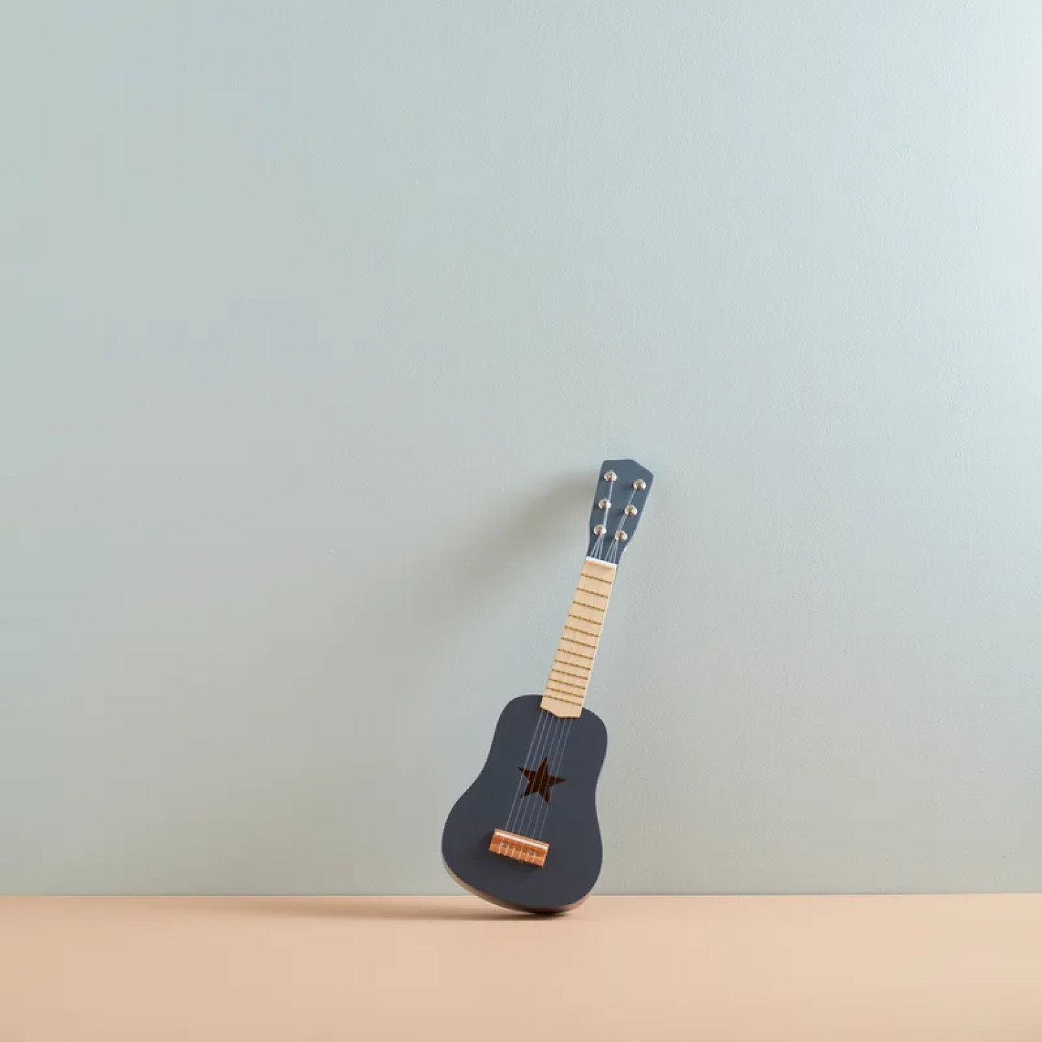 Дървена китара за малка рокзвезда