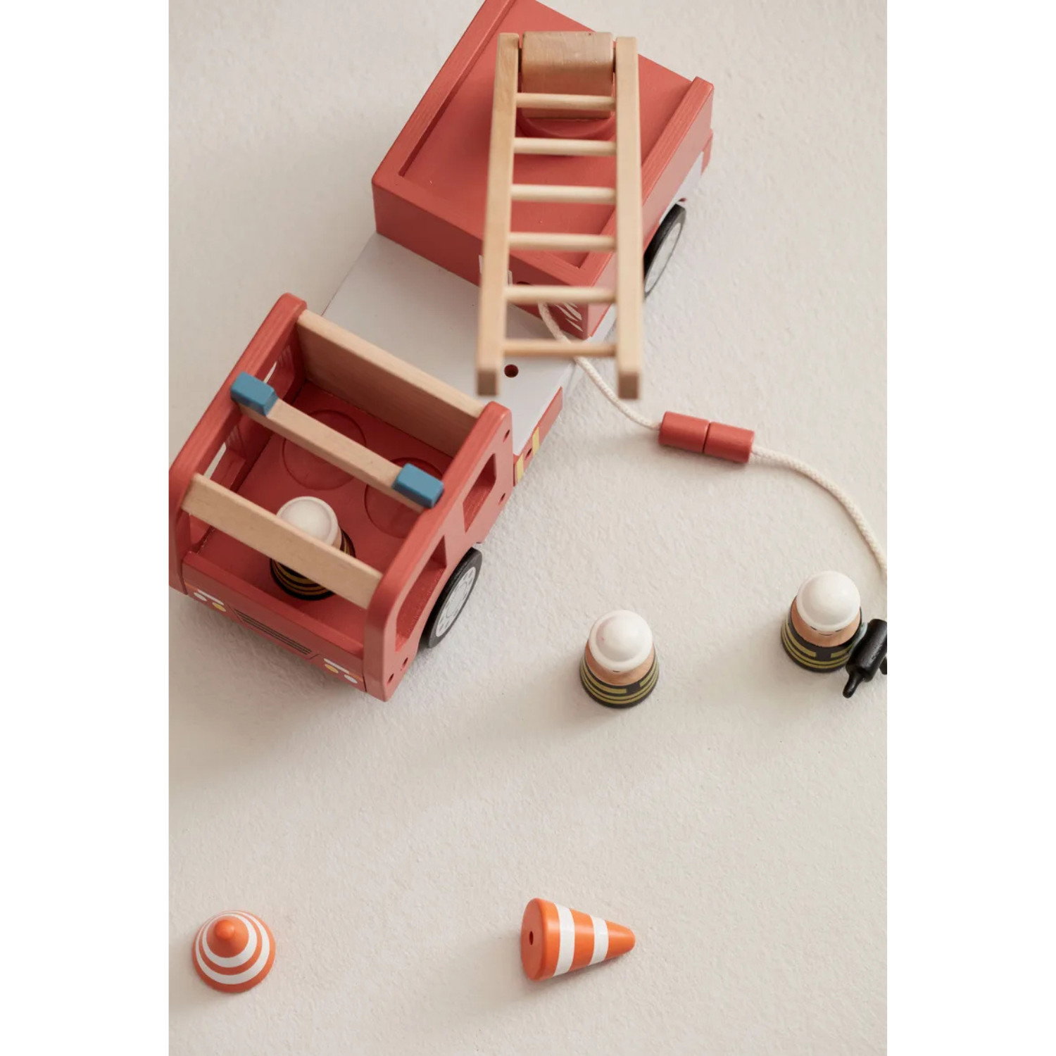 Дървена пожарна кола с фигурки