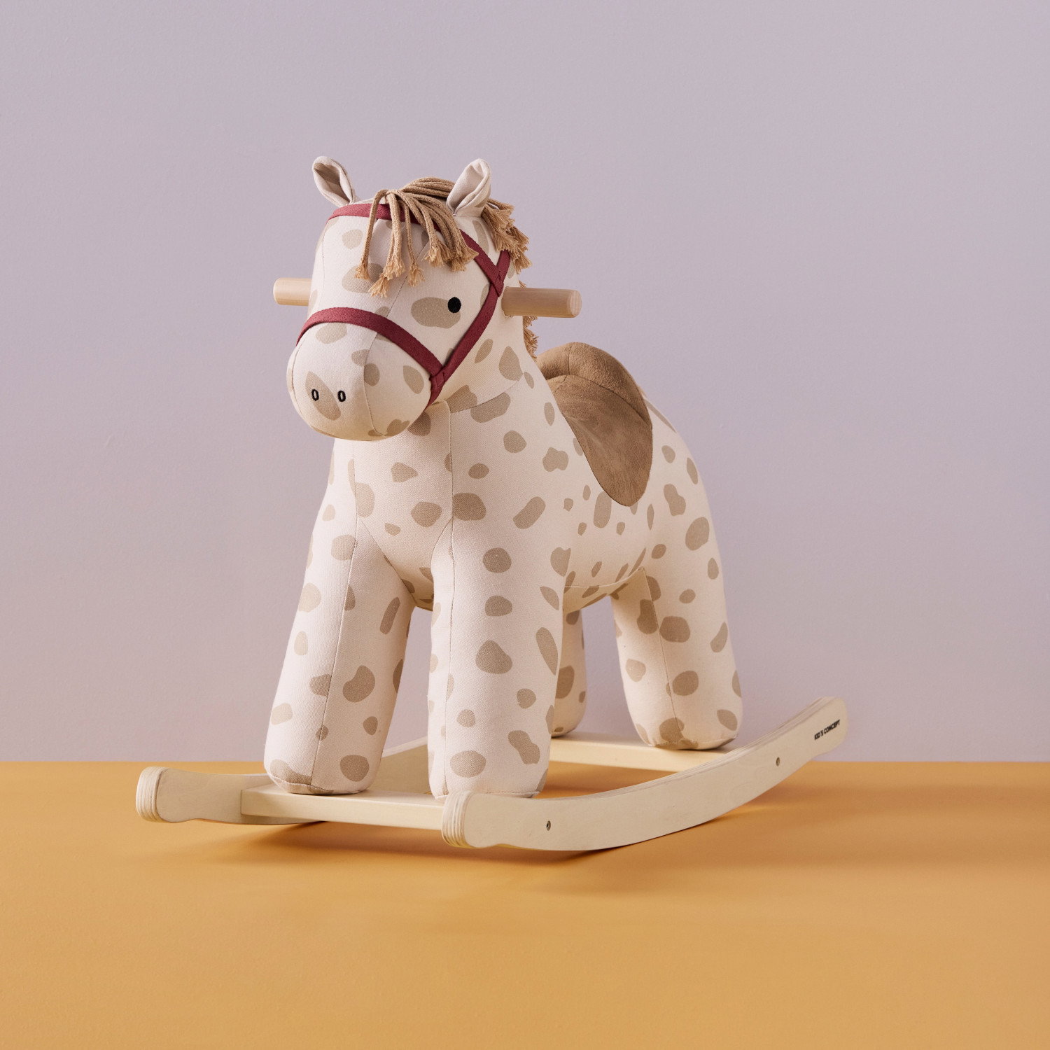 Люлеещо се конче Доти