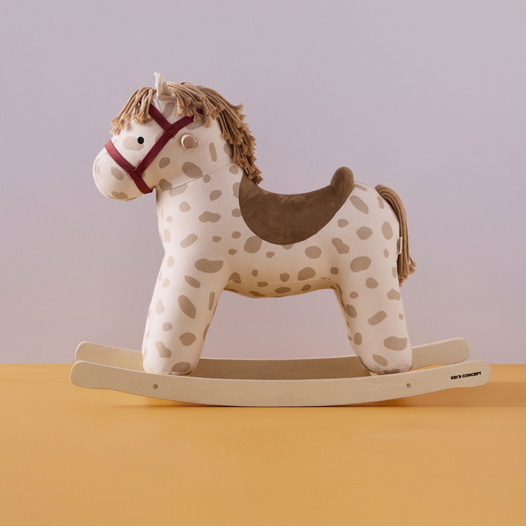 Люлеещо се конче Доти