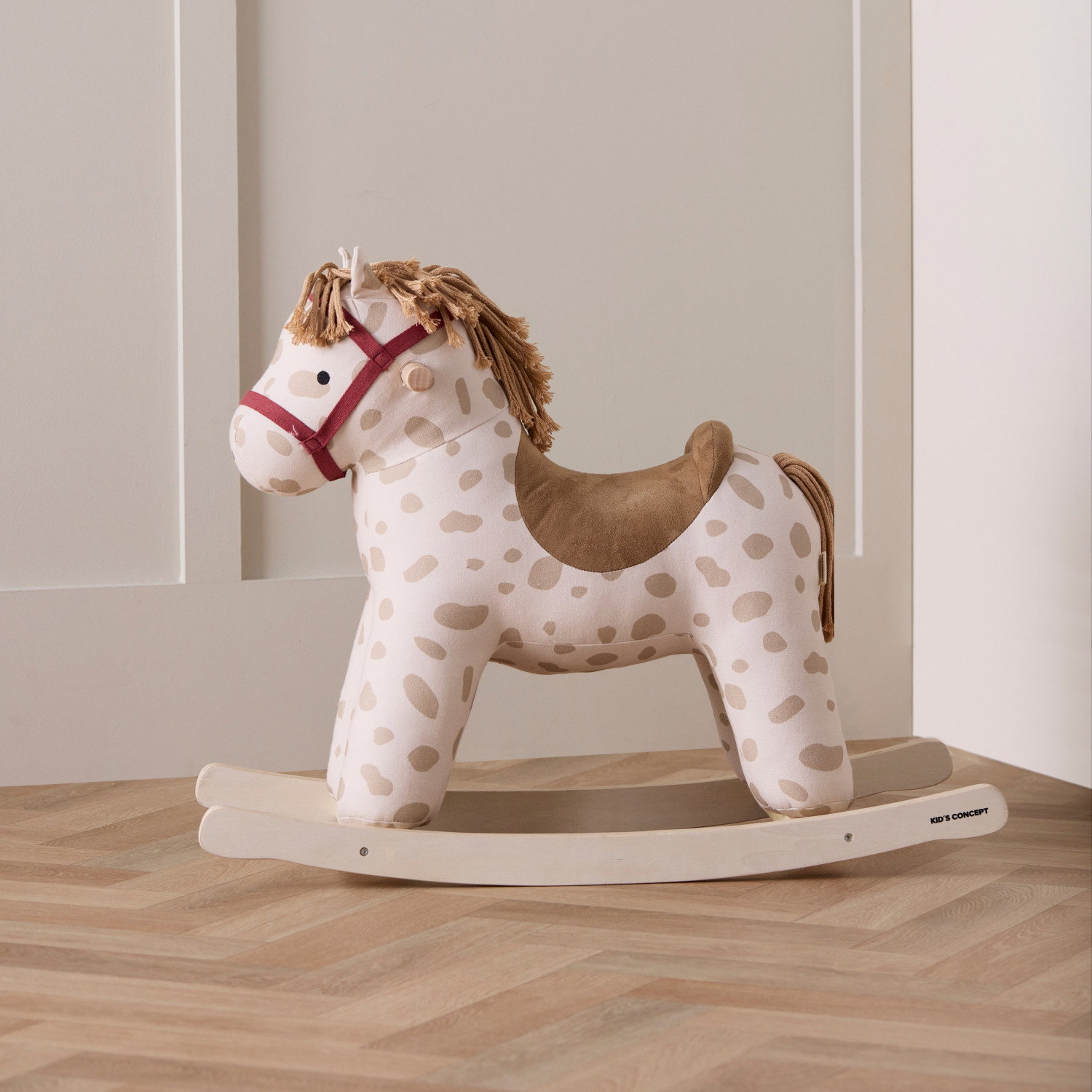 Люлеещо се конче Доти