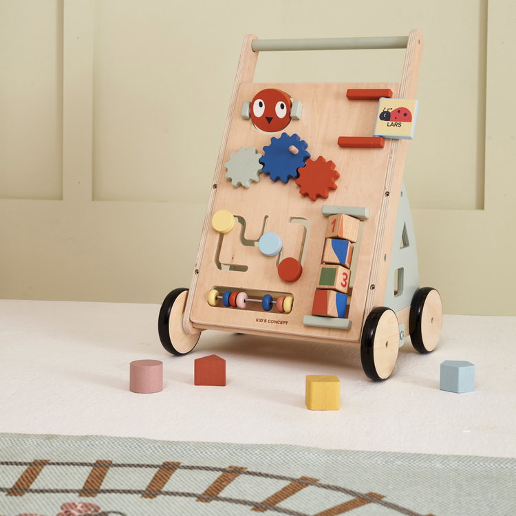 Дървена проходилка с активен панел