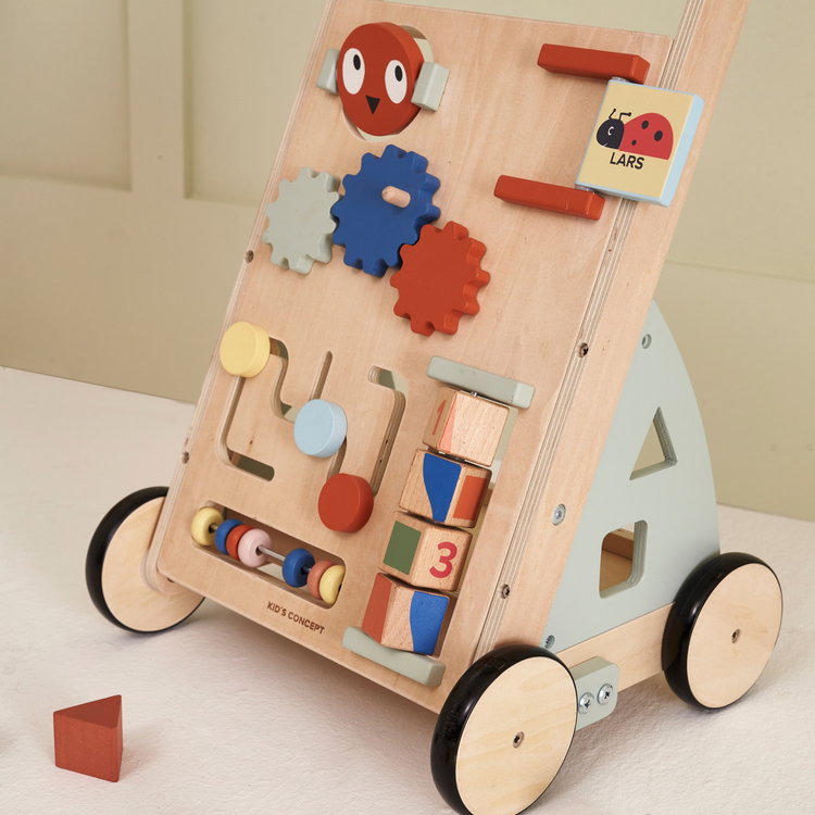 Дървена проходилка с активен панел