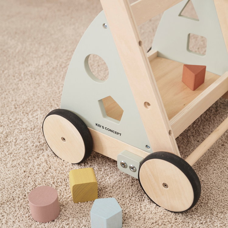 Дървена проходилка с активен панел