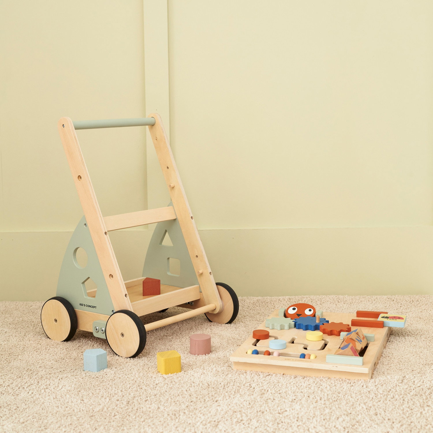 Дървена проходилка с активен панел