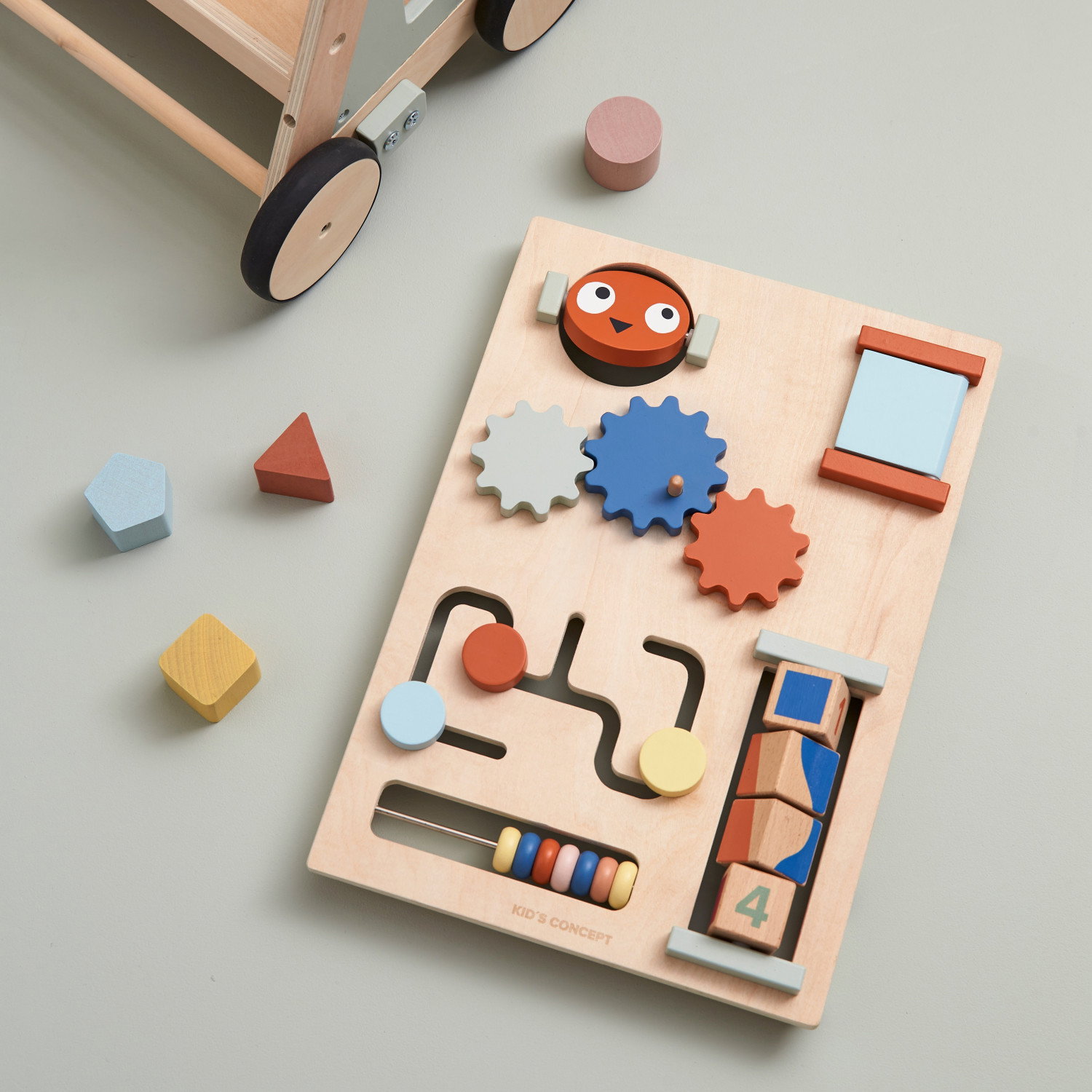 Дървена проходилка с активен панел